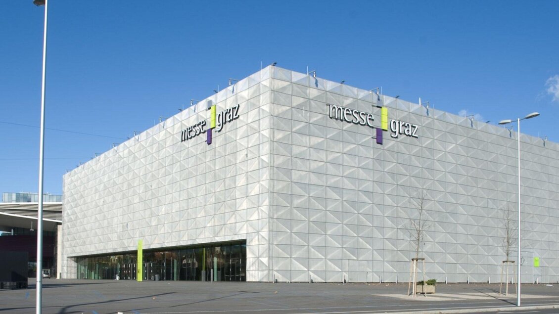 Ein modernes Messegebäude mit einer auffälligen geometrischen Fassade. Der Himmel ist klar und blau. | © MCG - Harry Stuhlhofer