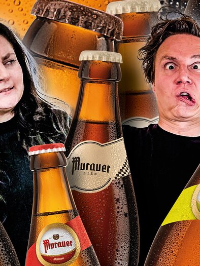 Ein witziges Bild mit zwei Personen, die überrascht schauen. Um sie herum sind viele Bierflaschen mit verschiedenen Etiketten zu sehen. | © TVB Murau