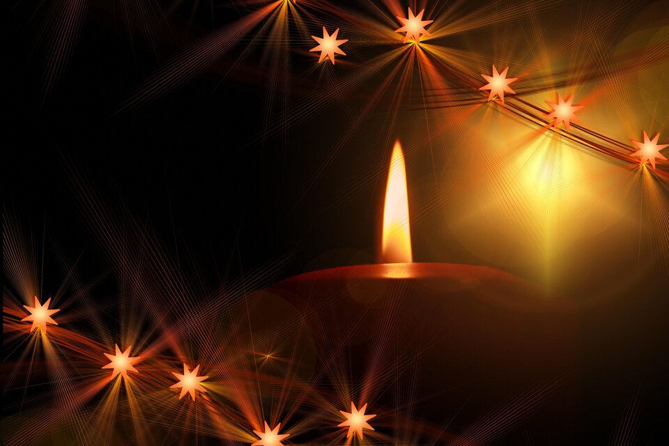 Eine brennende Kerze leuchtet sanft im Dunkeln. Strahlende Sterne umrahmen die Szene und schaffen eine gemütliche Atmosphäre. | © pixabay.com