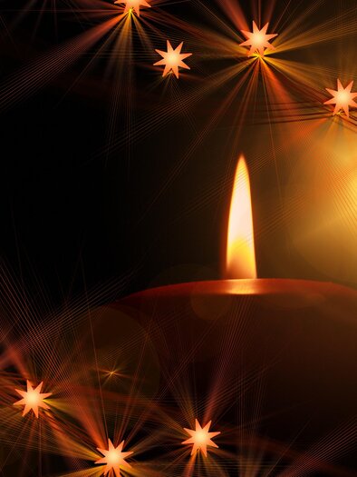 Eine brennende Kerze leuchtet sanft im Dunkeln. Strahlende Sterne umrahmen die Szene und schaffen eine gemütliche Atmosphäre. | © pixabay.com