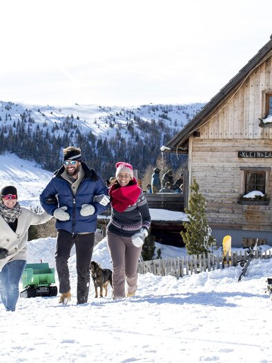 A charming street with historic buildings and colorful flower boxes. In the background, an old archway is visible. | © Holzwelt Murau