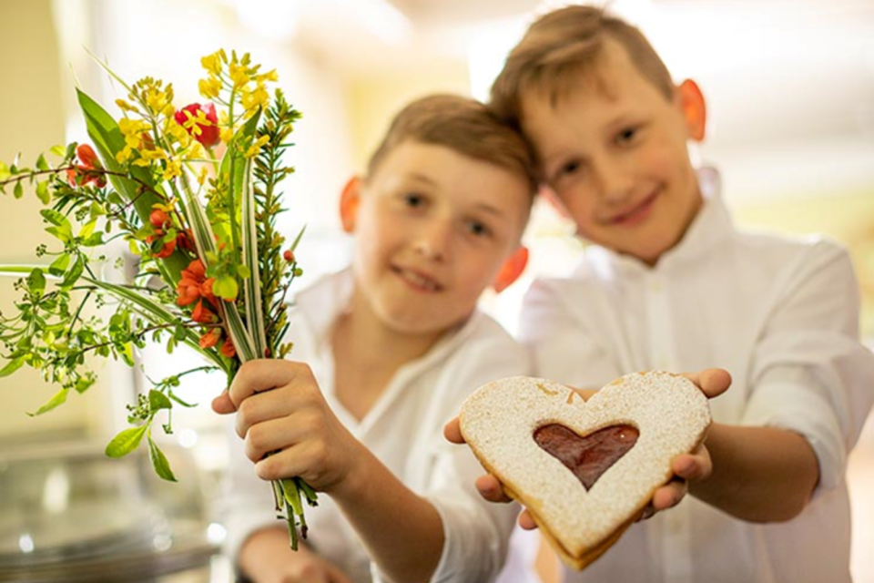 zu sehen sind Kinder mit Kuchenherz. | © Karl Schrotter