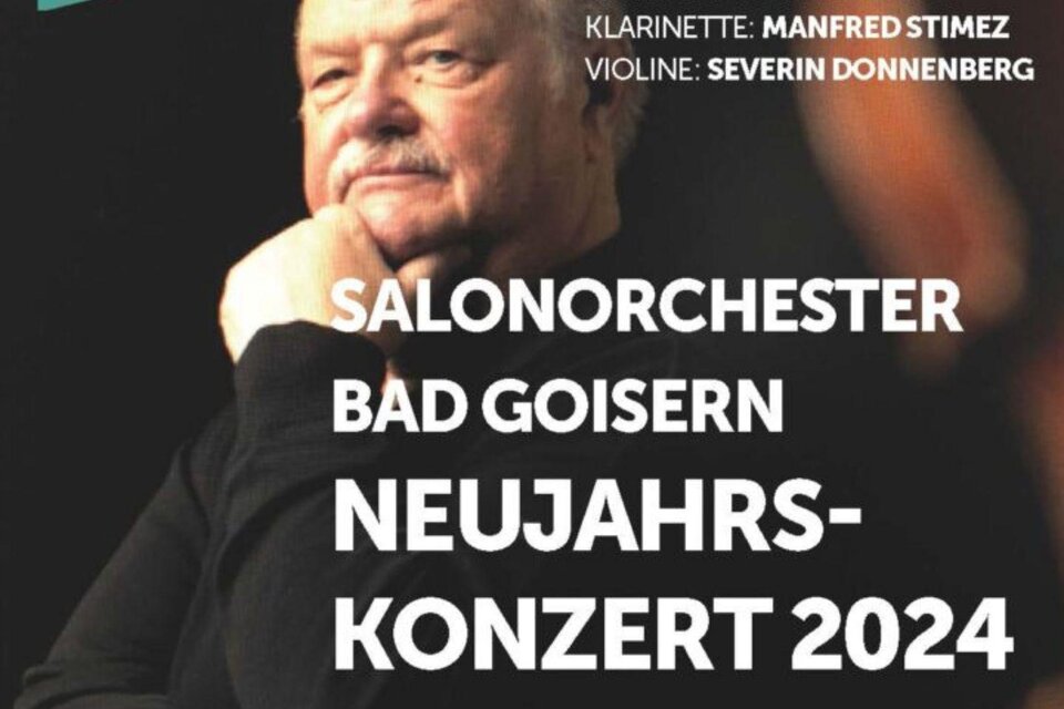 Ein Musiker in schwarzer Kleidung sitzt nachdenklich. Das Bild ist für das Neujahrskonzert 2024 des Salonorchesters Bad Goisern. | © 2018 by Wolfgang Stadler Fotografie & Artpaper