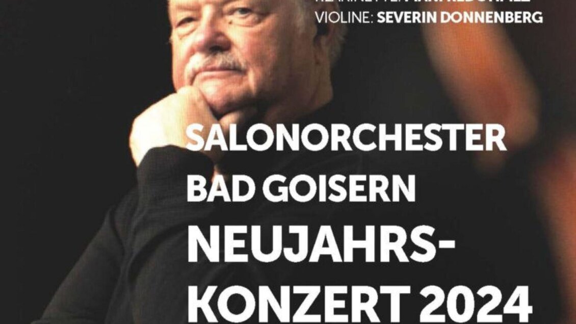 Ein Musiker in schwarzer Kleidung sitzt nachdenklich. Das Bild ist für das Neujahrskonzert 2024 des Salonorchesters Bad Goisern. | © 2018 by Wolfgang Stadler Fotografie & Artpaper