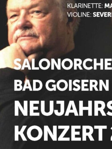 Ein Musiker in schwarzer Kleidung sitzt nachdenklich. Das Bild ist für das Neujahrskonzert 2024 des Salonorchesters Bad Goisern. | © 2018 by Wolfgang Stadler Fotografie & Artpaper