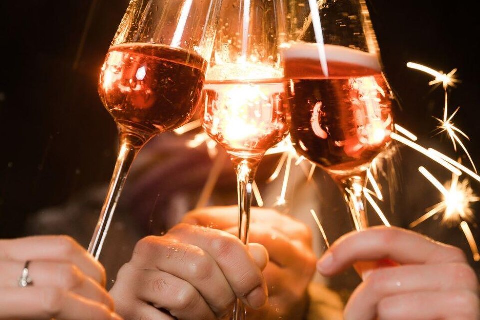 Ein festlicher Toast mit Sektgläsern, die funkelnde Wunderkerzen halten. Die Atmosphäre ist fröhlich und feierlich. | © TV Südsteiermark - Lupi Spuma