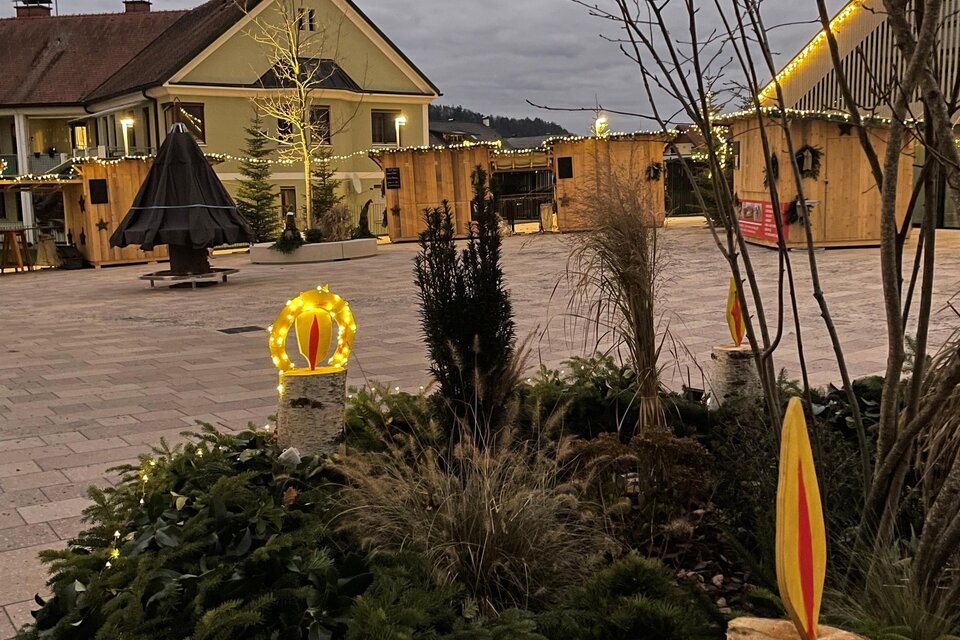 Eine festlich dekorierte Terrasse mit einem schönen Haus im Hintergrund. Grüne Pflanzen und Lichter sorgen für eine gemütliche Stimmung. | © TV Südsteiermark
