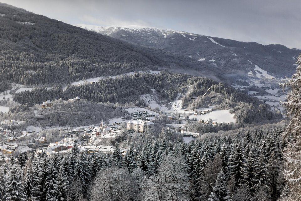Eine malerische Stadt mit vielen Häusern und einer schönen Bergenlandschaft im Hintergrund. Die Straßen sind gut erkennbar, und die Umgebung ist grün und einladend. | © Tv Murau