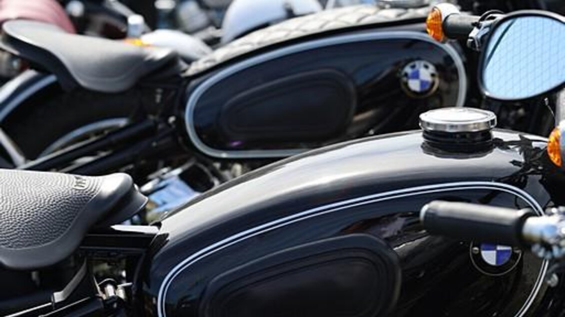 Eine Reihe von Motorrädern in verschiedenen Farben steht nebeneinander. Die Motorräder zeigen glänzende Tankflächen und sind sorgfältig aufgestellt. | © Werner Thaler