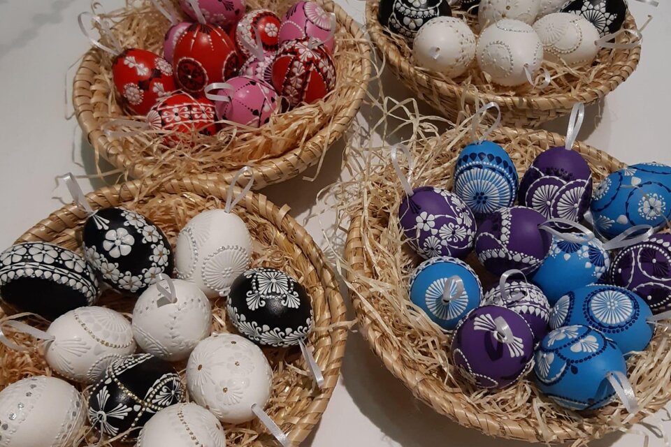 Bunte Ostereier in Bastkörben, kunstvoll verziert mit verschiedenen Mustern. Die Eier sind in den Farben Weiß, Schwarz, Rot, Pink, Blau und Lila. | © Barbara Kozel