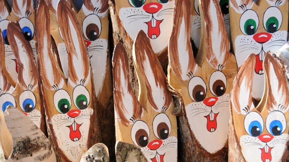 Osterhasen in Fischbach_aus Holz_Oststeiermark | © Ortsentwicklungsverein Sagenhaft Fischbach