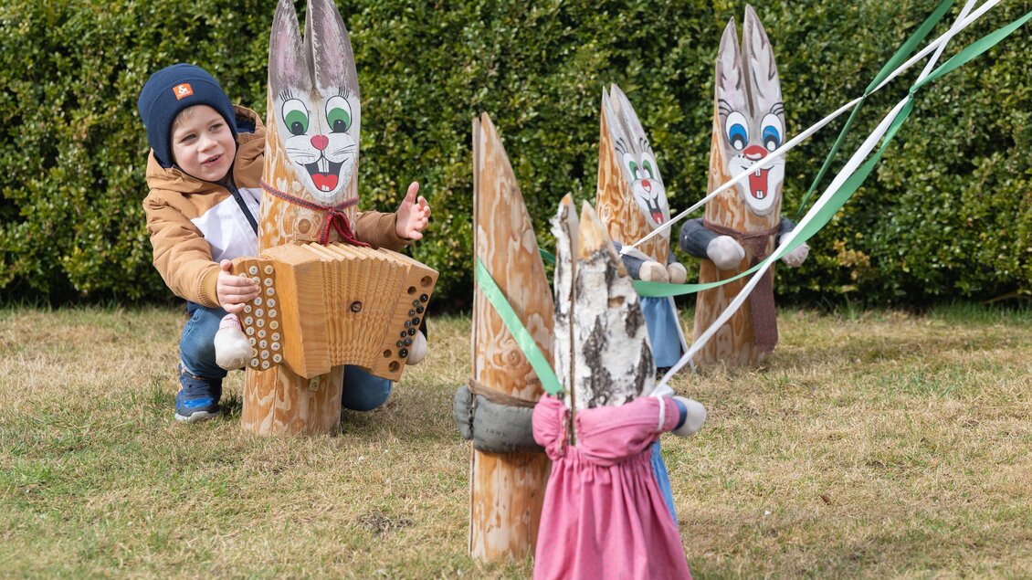 Osterhasenkirtag_Kind mit Osterhasen_Oststeiermark | © Oststeiermark Tourismus