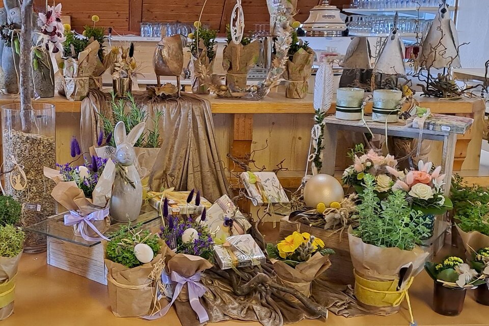 Diverse florale Produkte beim Ostermarkt im Kathreinerhaus in St. Kathrein am Offenegg | © Tourismusverband Oststeiermark
