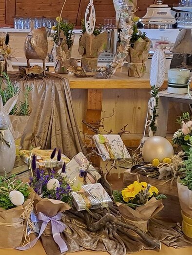 Diverse floral products at the Easter market in the Kathreinerhaus in St. Kathrein am Offenegg | © Tourismusverband Oststeiermark