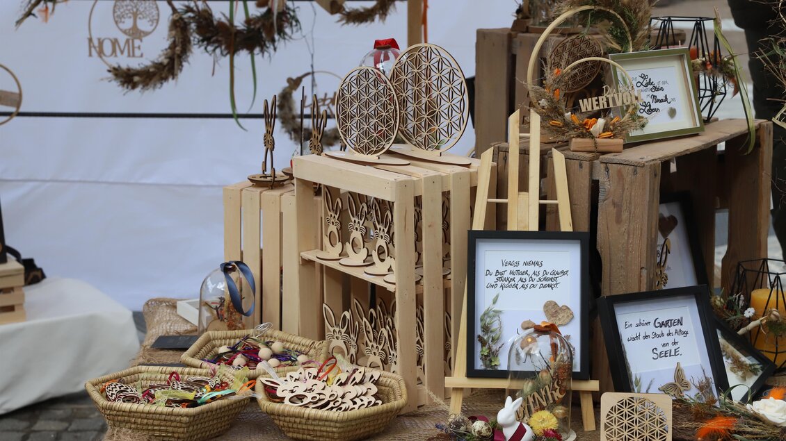 Ein kleiner Marktstand mit handgefertigten Holzartikeln und Kunstwerken. Verschiedene Dekorationen und Geschenke sind auf einem Tisch angeordnet. | © Sieglinde Tunner
