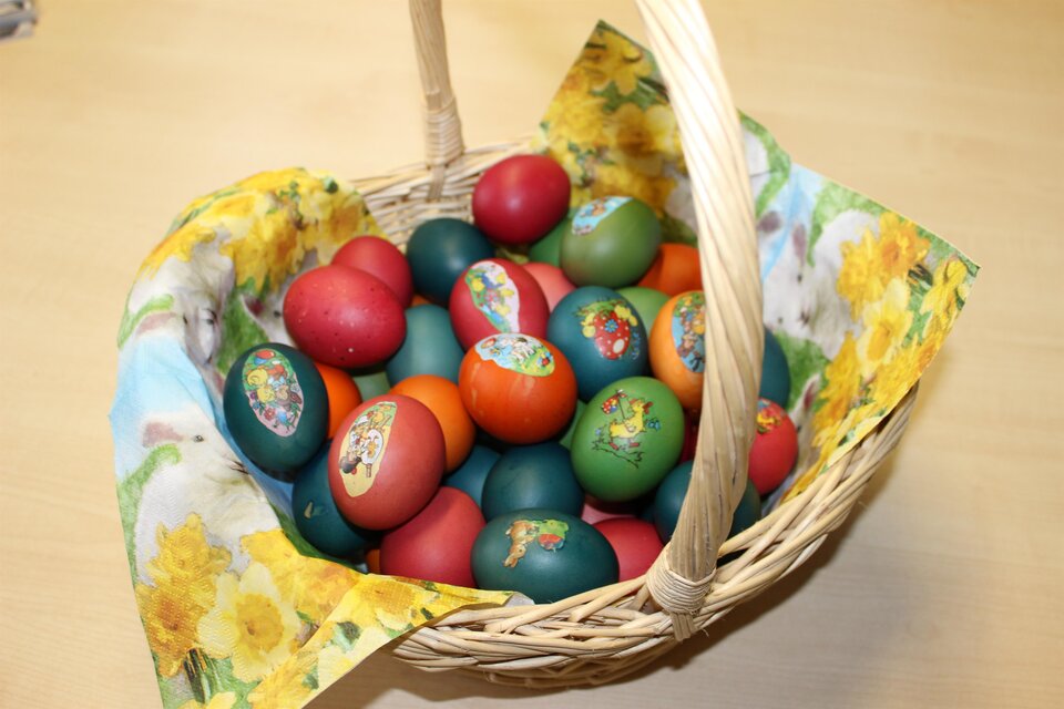 Weidenkorb mit vielen bunten Ostereiern in Passail | © Tourismusverband Oststeiermark