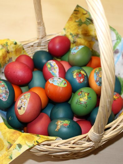 Willow basket with many colorful Easter eggs in Passail | © Tourismusverband Oststeiermark