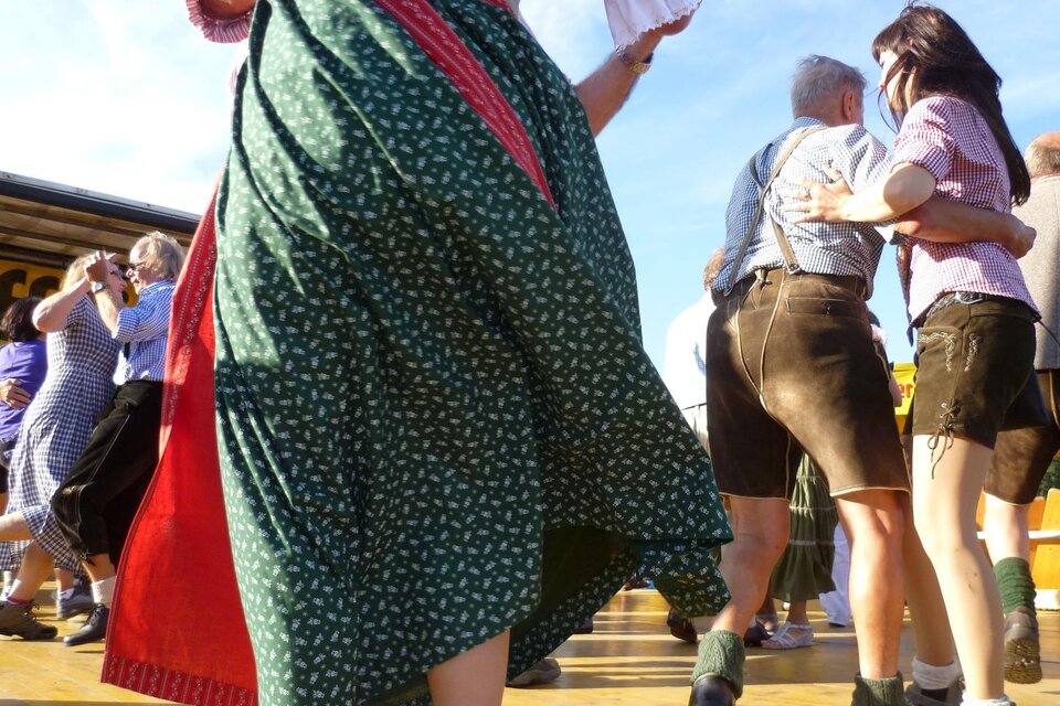 Gäste in Tracht tanzen auf der Tanzfläche beim Landjugendfest in Arzberg | © Tourismusverband Oststeiermark