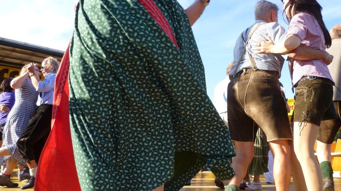 Gäste in Tracht tanzen auf der Tanzfläche beim Landjugendfest in Arzberg | © Tourismusverband Oststeiermark