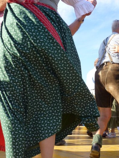 Gäste in Tracht tanzen auf der Tanzfläche beim Landjugendfest in Arzberg | © Tourismusverband Oststeiermark