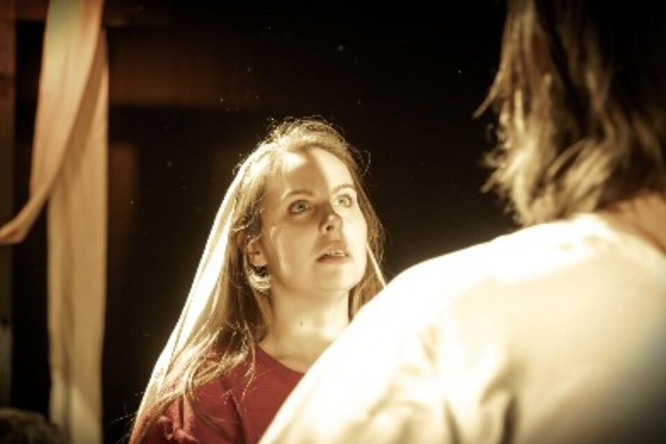 Schauspielerin in emotionaler Szene der Passionsspiele Feldkirchen. | © Schauspielgruppe Feldkirchen