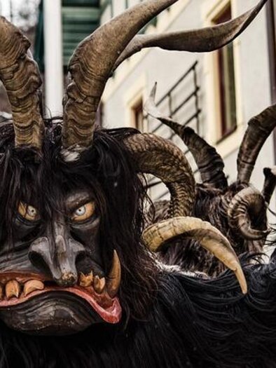 Eine Anordnung von Skiausrüstung auf einem Holzboden. Zu sehen sind verschiedene Skier, Skischuhe, Stöcke und eine Schaufel. | © Pixabay