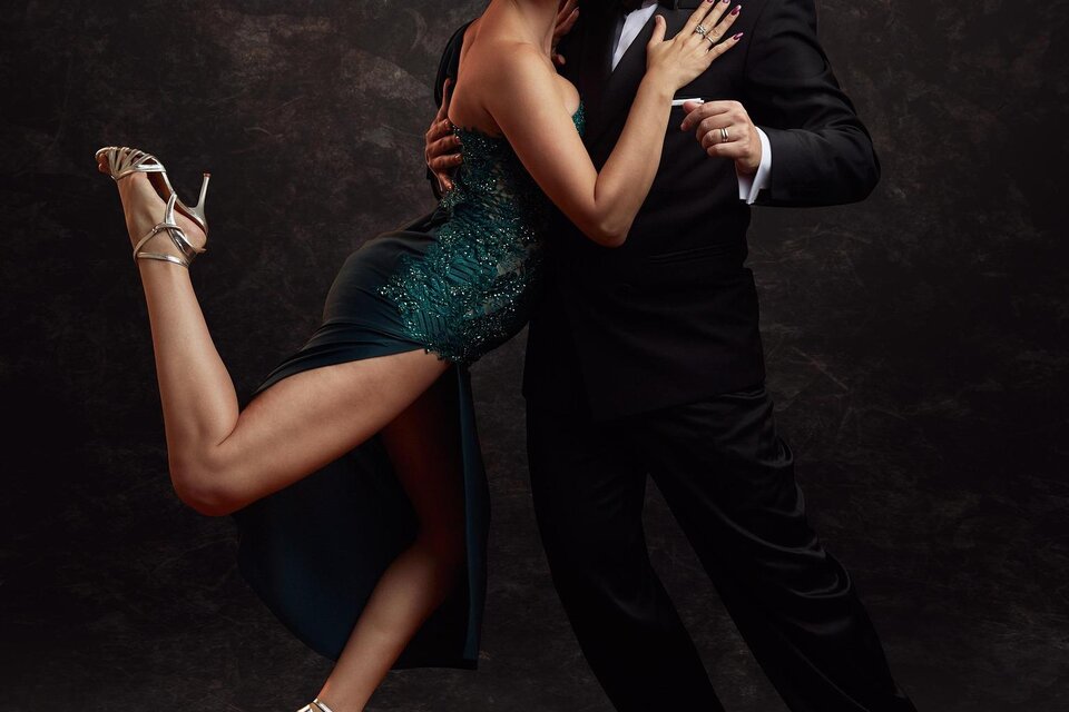 Eine stilisierte Darstellung von Notenlinien mit verschiedenen Musiksymbole. Der Hintergrund ist in einem warmen, nostalgischen Farbton gehalten. | © Pixaby