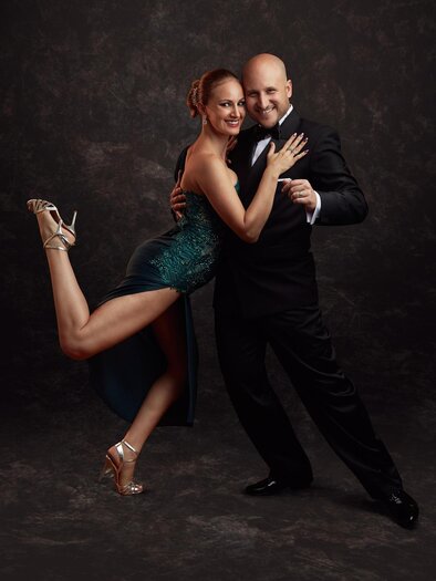 Eine stilisierte Darstellung von Notenlinien mit verschiedenen Musiksymbole. Der Hintergrund ist in einem warmen, nostalgischen Farbton gehalten. | © Pixaby