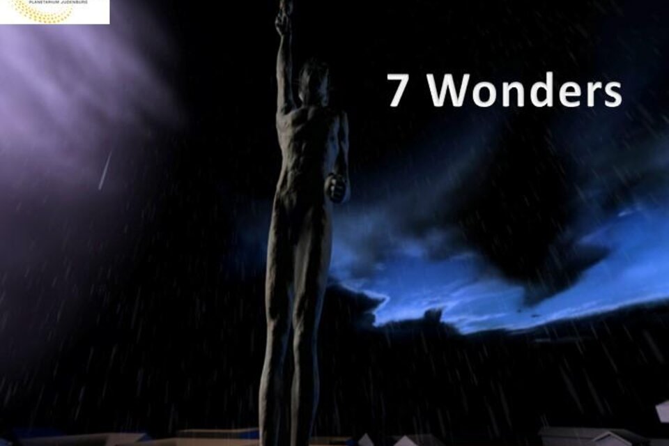 Eine beeindruckende Statue, die in einem stürmischen Himmel erhoben ist. Im Hintergrund sind dunkle Wolken und Gebäude zu sehen. | © Sternenturm Judenburg