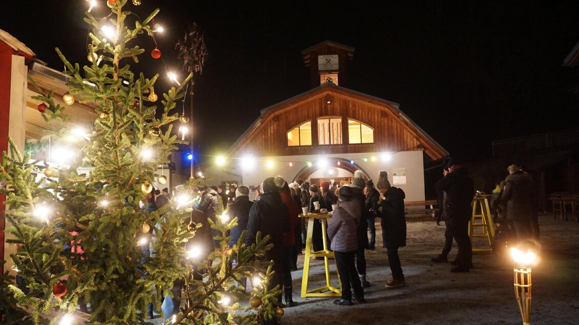 zu sehen sind Besucher am Weichnachtsmarkt vor dem Bergbaumuseum. | © Monika Breitegger
