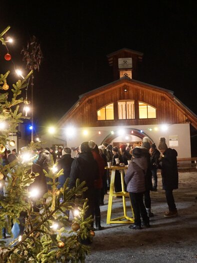 zu sehen sind Besucher am Weichnachtsmarkt vor dem Bergbaumuseum. | © Monika Breitegger