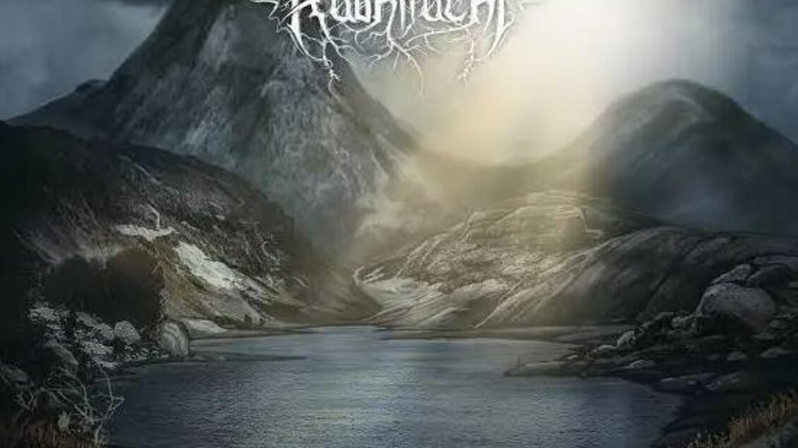 Albumcover einer Metal-Band mit düsterer Gebirgslandschaft, einem stillen Bergsee im Vordergrund und einem schroffen Gipfel im Hintergrund; darüber ein filigranes Bandlogo und unten der Albumtitel. | © Rauhnacht