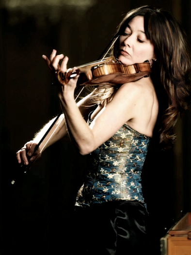 A woman passionately plays the violin in an elegant outfit. The background is subtle, allowing the artist to shine in the foreground. | © c_klaus-feichtenberg
