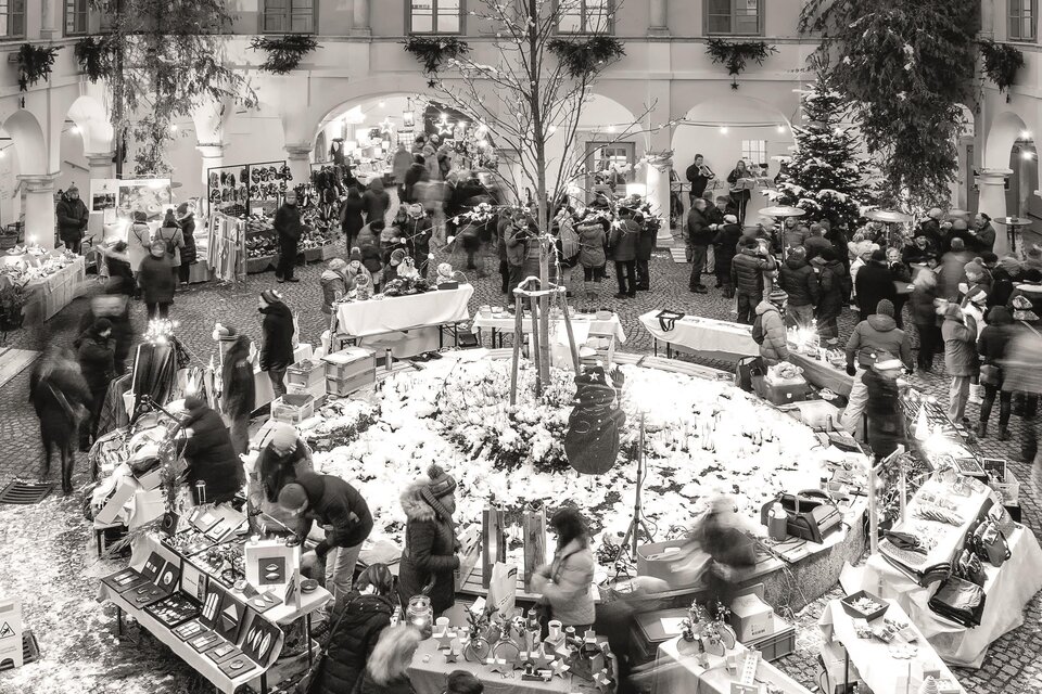Ein gemütlicher Weihnachtsmarkt mit vielen Ständen und fröhlichen Menschen. Schneebedeckte Landschaften sorgen für eine festliche Atmosphäre. | © Retzhof_Niki Schreinlechner