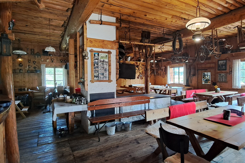 Ein gemütliches Restaurant mit Holzdekor und rustikalem Ambiente. Tische und Stühle laden zum Verweilen ein. | © Eselalm