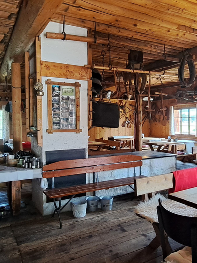 Ein gemütliches Restaurant mit Holzdekor und rustikalem Ambiente. Tische und Stühle laden zum Verweilen ein. | © Eselalm
