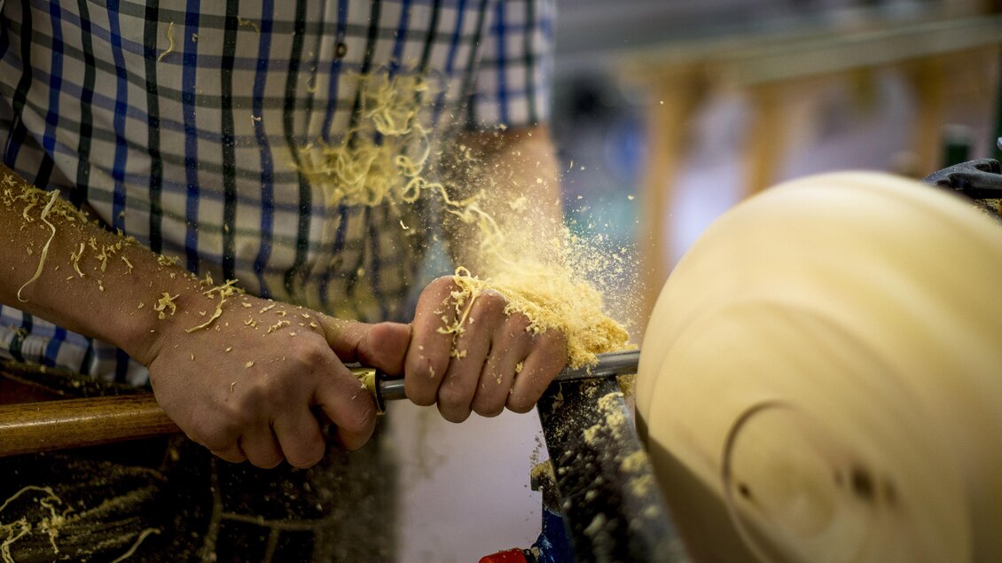 Drechslerei Lukas Lettmayer - bei der Arbeit | © Ikarus