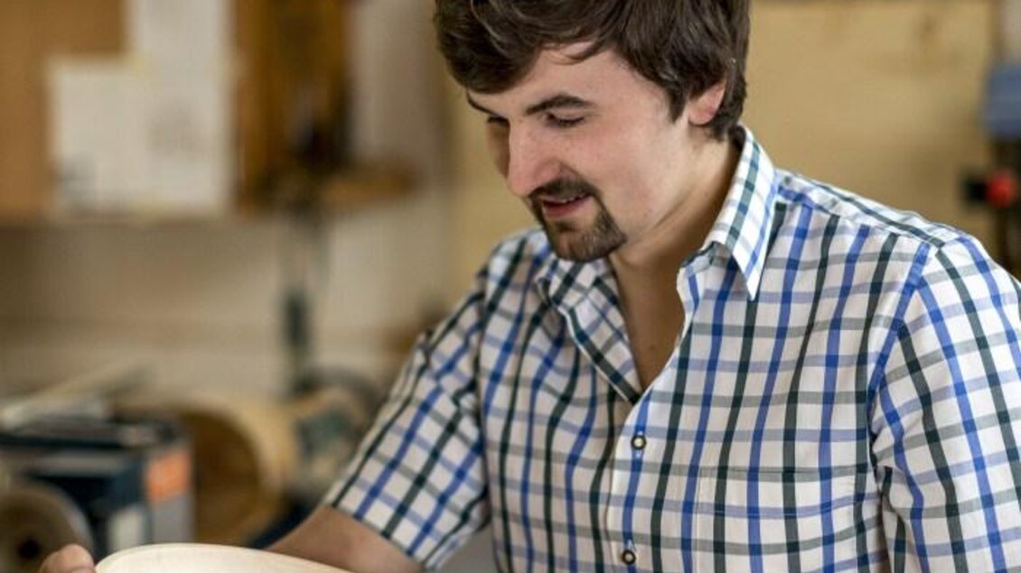 Drechslerei Lukas Lettmayer - bei der Arbeit | © Ikarus