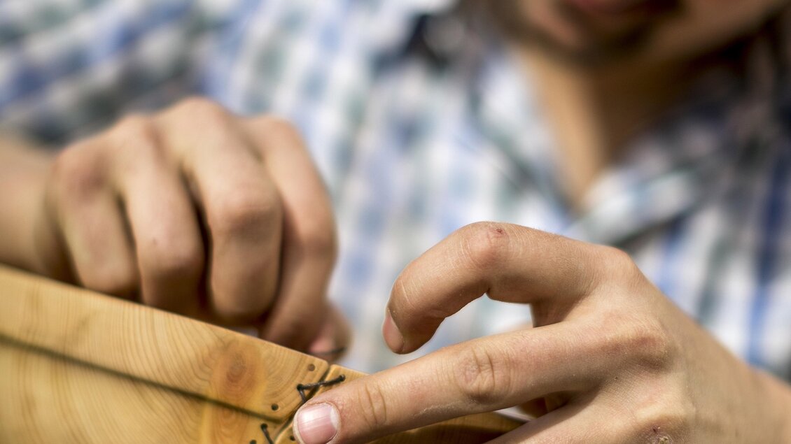 Drechslerei Lukas Lettmayer - bei der Arbeit | © Ikarus