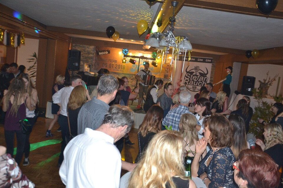 Eine lebhafte Tanzparty mit vielen Menschen in festlicher Stimmung. Die Atmosphäre ist bunt und unbeschwert, mit Musik und Dekorationen. | © SC Breitfeld