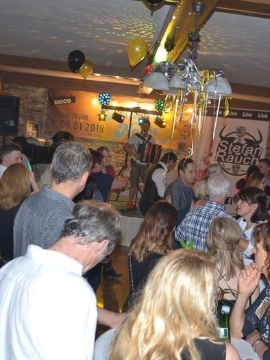 A lively dance party with many people in a festive mood. The atmosphere is colorful and carefree, with music and decorations. | © SC Breitfeld