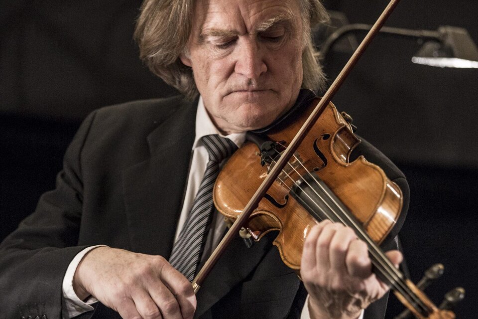 Ein lächelndes Paar sitzt im Publikum und applaudiert. Sie wirken glücklich und genießen die Aufführung. | © Doppelt-Dreifach_privat