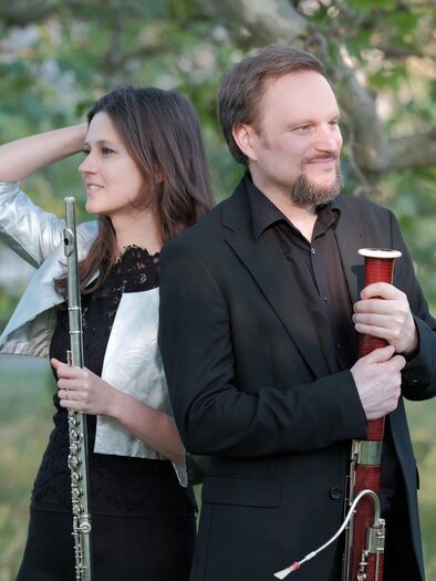 A smiling couple is sitting in the audience and applauding. Background with other spectators who also seem pleased. | © achromaticphotography