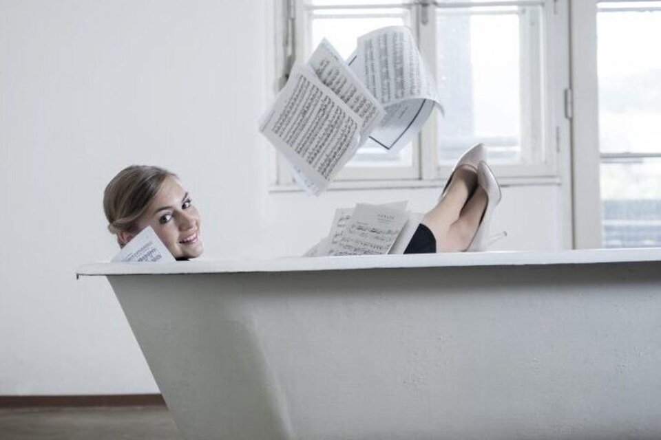 Ein Publikum genießt eine Vorstellung und applaudiert. Zwei Personen im Vordergrund lachen und haben Freude an dem Moment. | © Nancy Horowitz