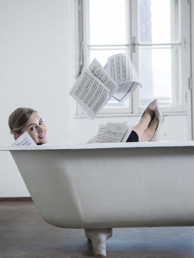 An audience enjoys a performance and applauds. Two people in the foreground are laughing and are having joy in the moment. | © Nancy Horowitz