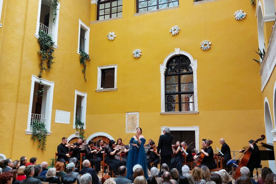 Ein fröhliches Paar sitzt im Publikum und applaudiert begeistert. Sie lächeln und genießen die Atmosphäre der Veranstaltung. | © Thomas Wozonig