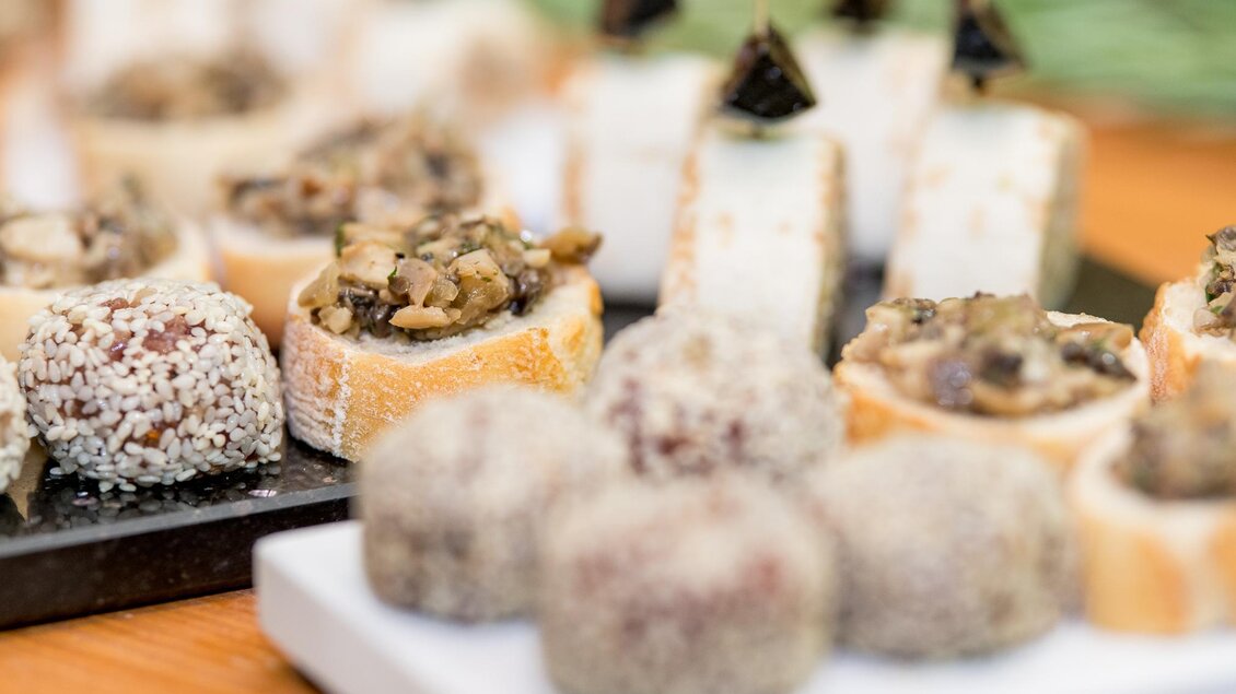 Eine Auswahl von köstlichen Häppchen auf Platten. Die kleinen Snacks sind kreativ und ansprechend angerichtet. | © Region Graz-Mias Photoart