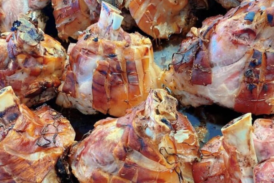 Leckere, goldbraun gebratene Schinkenschenkel liegen auf einem Tisch. Die glänzende Kruste und die geschmackvollen Rottöne machen Appetit. | © Gasthof Ödwirt