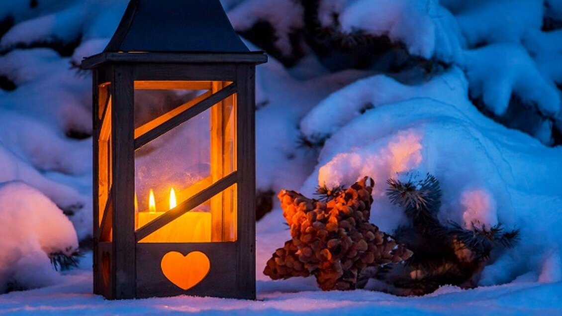 Eine stilvolle Laterne mit einem Herz-Motiv steht im Schnee und erleuchtet die Dunkelheit. Neben der Laterne liegt ein dekorativer Stern aus Naturmaterialien. | ©  Fotolia