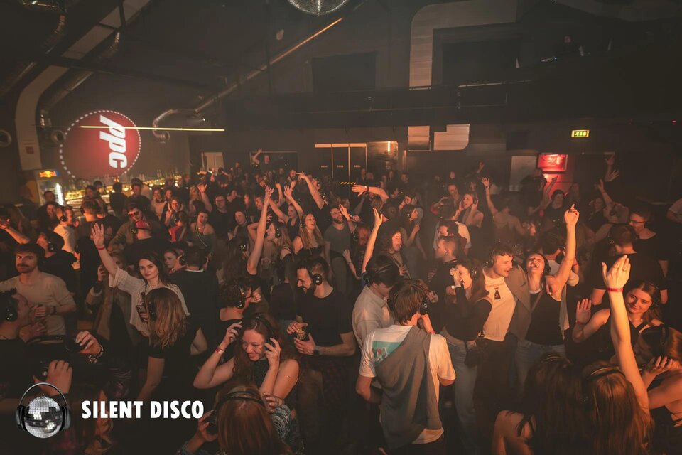 Eine lebhafte Silent Disco mit vielen tanzenden Menschen. Die Atmosphäre ist energiegeladen und festlich. | © SilentDiscoAustria_Sebastian-Sontacchi